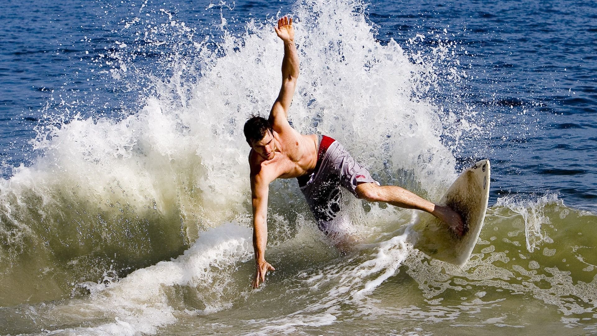 赛后精彩回顾：多次惊险瞬间令人心跳加速！，赛后集锦